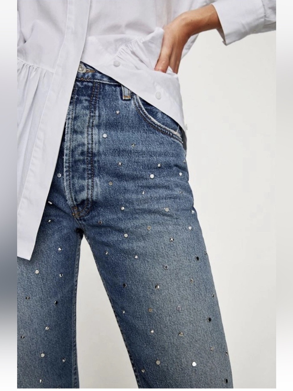 Zara Silver Studded Medium Wash Blue Denim Distressed Cropped Jeans NWOT Size 4